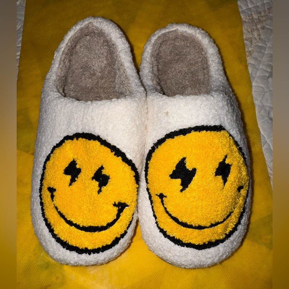 💥SALE💥NEW Cozy Smiley Face Fuzzy Slippers – White & Yellow | Women’s 9–10